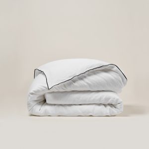 Madura Dekbedovertrek Carlina puur witte en zwarte hommel 260×240 cm Madura Dekbedovertrek Carlina puur witte en zwarte hommel 260×240 cm