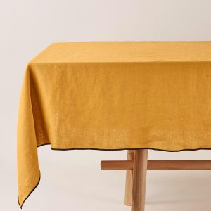 Madura Rechthoekig tafelkleed Carlina oker en zwarte hommel 170×250 cm Madura Rechthoekig tafelkleed Carlina oker en zwarte hommel 170×250 cm