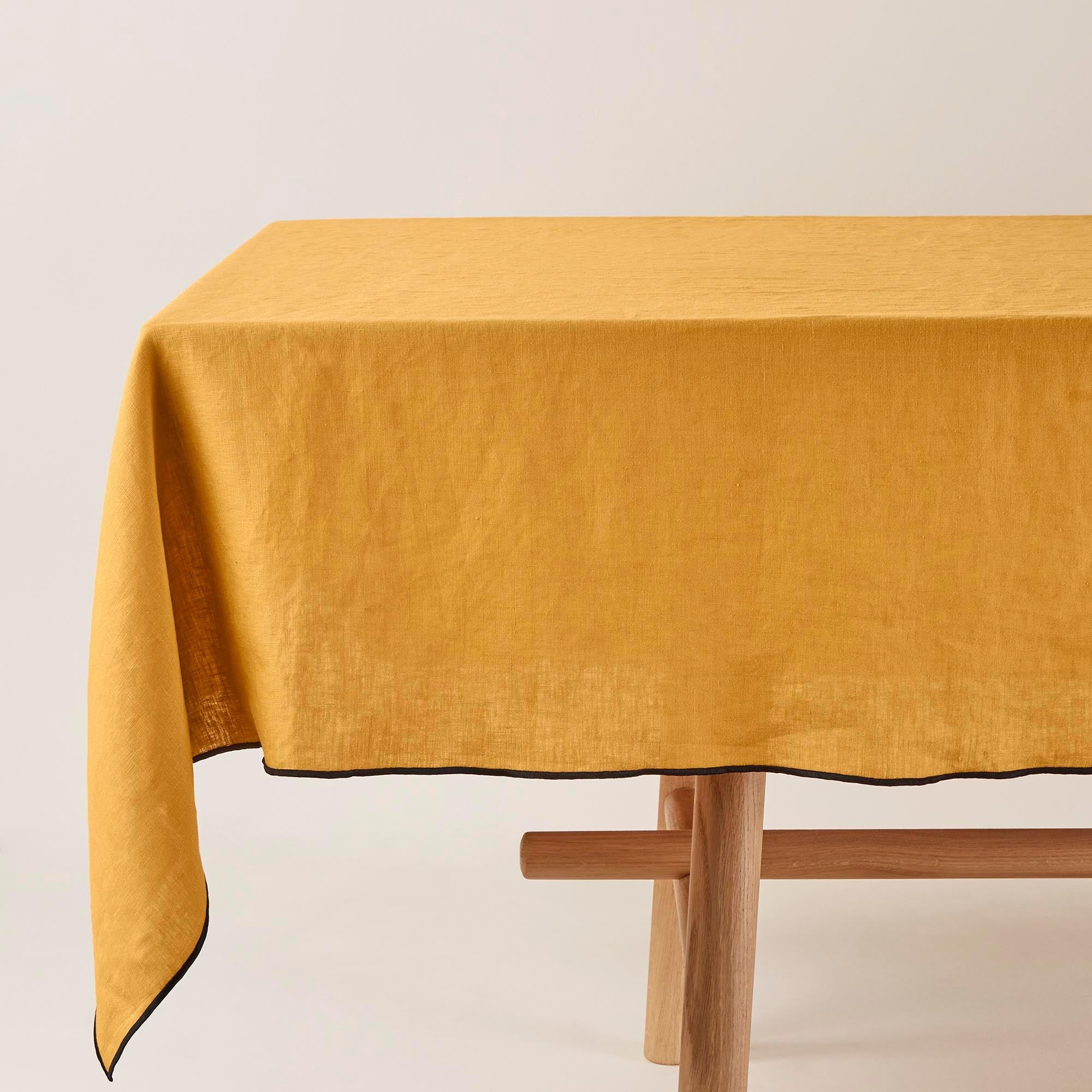 Madura Vierkant tafelkleed Carlina oker en zwarte hommel 170x170 cm