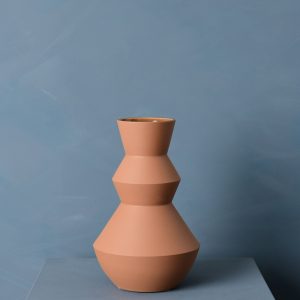 Madame Fleurie Bastide Vaas – Hoogwaardig Aardewerk – Sculpturaal Desi Madame Fleurie Bastide Vaas – Hoogwaardig Aardewerk – Sculpturaal Desi