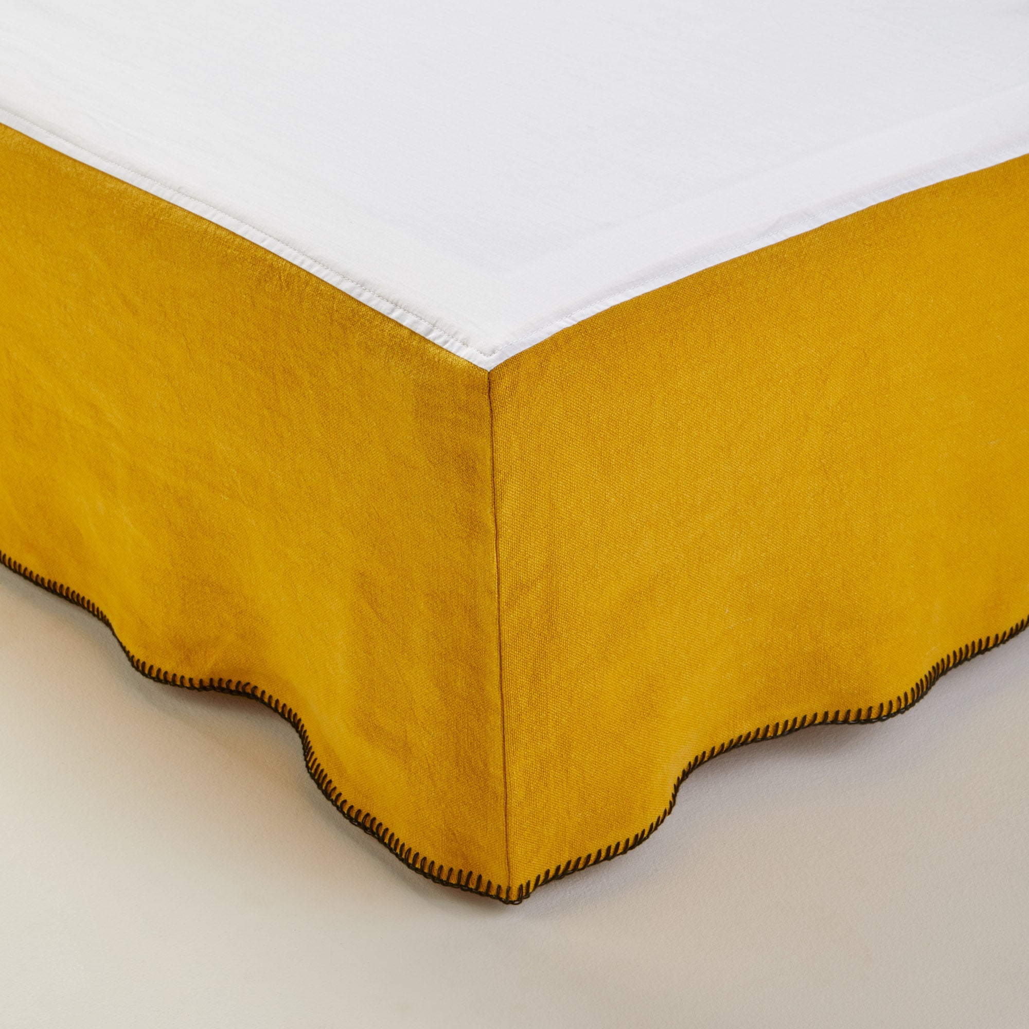 Madura Hoes voor boxspring Nino oker en zwarte slinger 180x200 cm