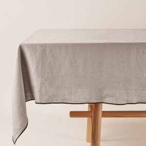 Madura Vierkant tafelkleed Carlina snaar en zwarte hommel 170×170 cm Madura Vierkant tafelkleed Carlina snaar en zwarte hommel 170×170 cm