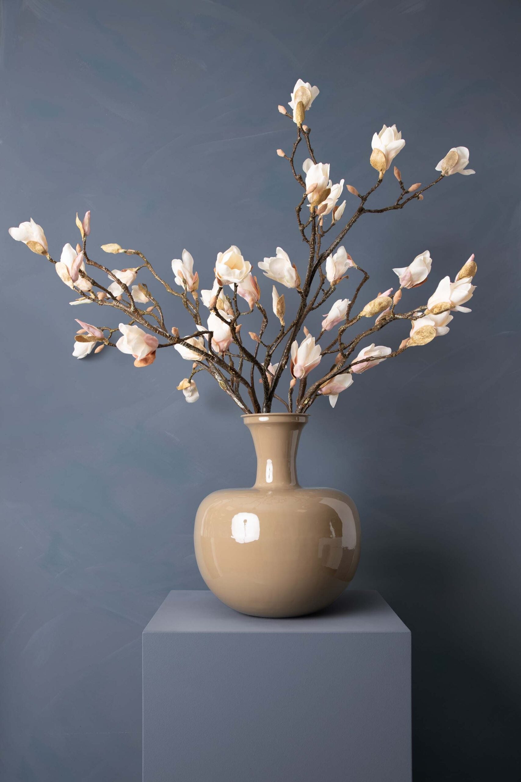 Madame Fleurie Magnolia Magnifique Boeket inclusief Vaas – Luxe Zijden