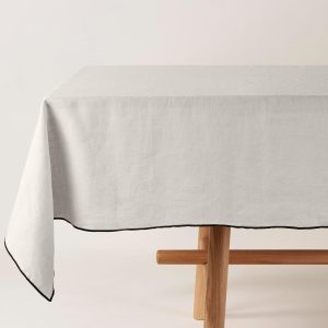 Madura Rechthoekig tafelkleed Carlina kalksteen en zwarte hommel 170×2 Madura Rechthoekig tafelkleed Carlina kalksteen en zwarte hommel 170×2