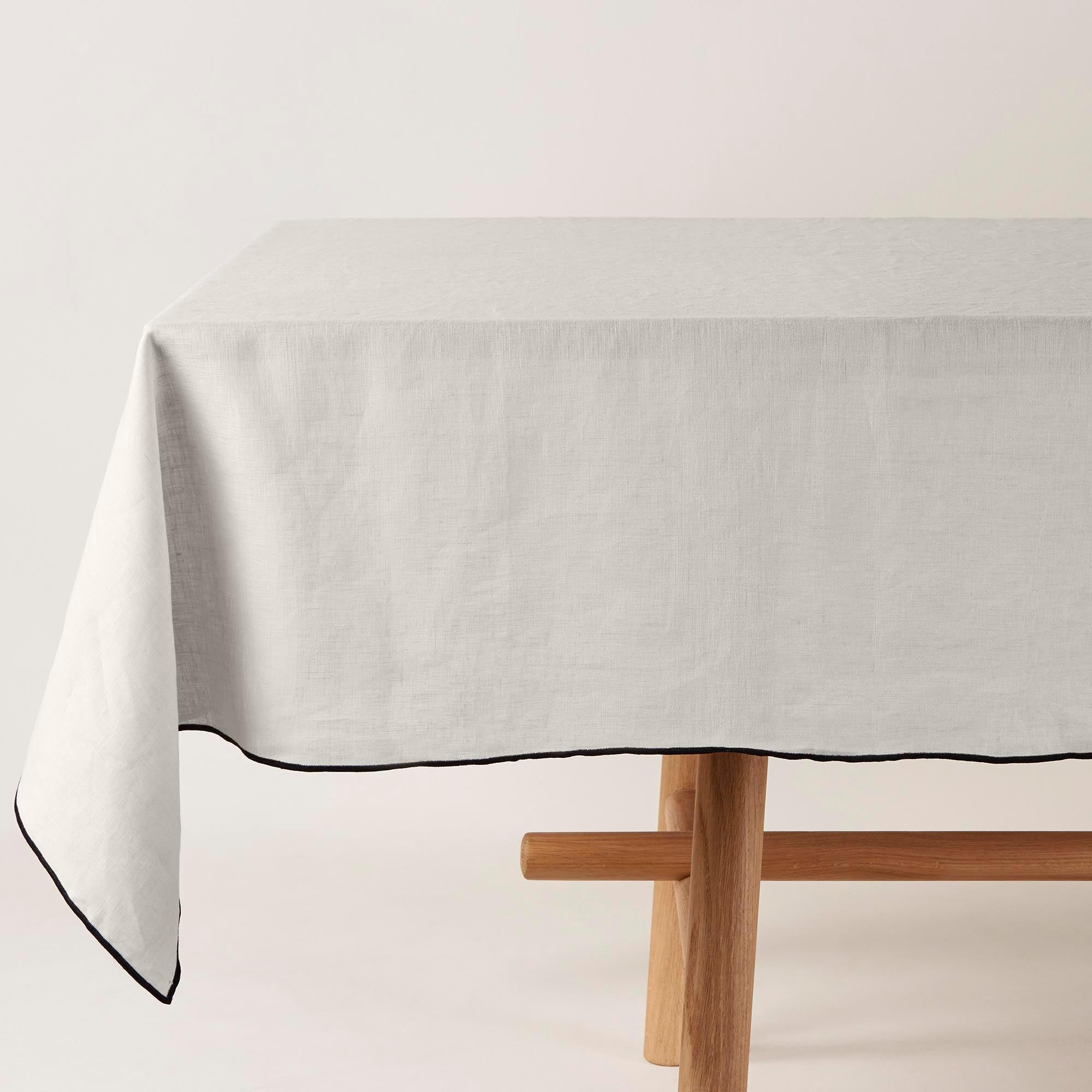 Madura Rechthoekig tafelkleed Carlina kalksteen en zwarte hommel 170x2