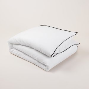 Madura Dekbedovertrek Carlina puur witte en zwarte hommel 90×200 cm Madura Dekbedovertrek Carlina puur witte en zwarte hommel 90×200 cm