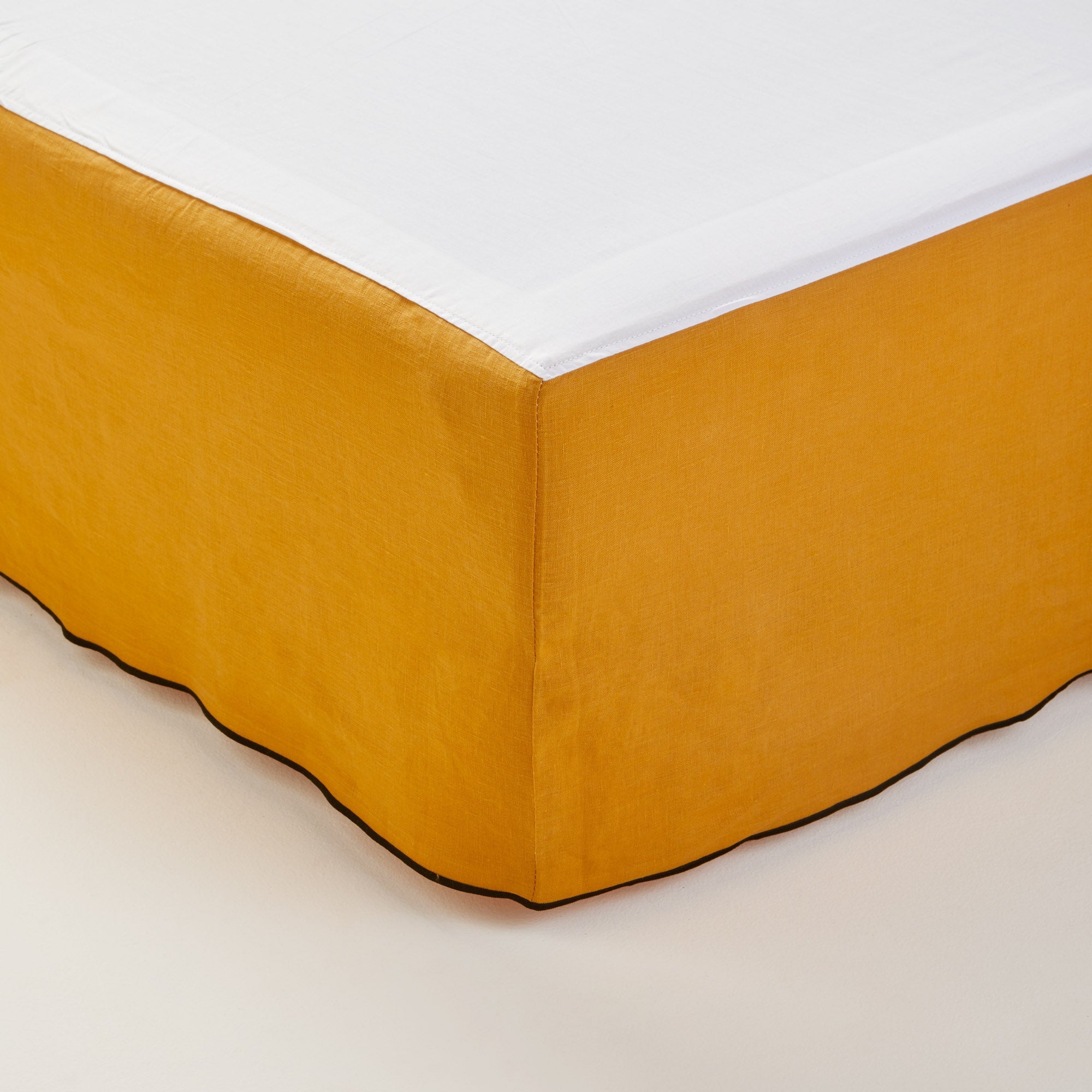 Madura Hoes voor boxspring Carlina oker en zwarte hommel 90x200 cm