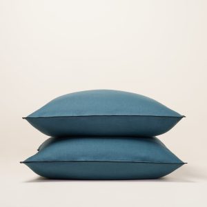 Madura Set van 2 kussenslopen Carlina olie en zwarte hommels 65×65 cm Madura Set van 2 kussenslopen Carlina olie en zwarte hommels 65×65 cm