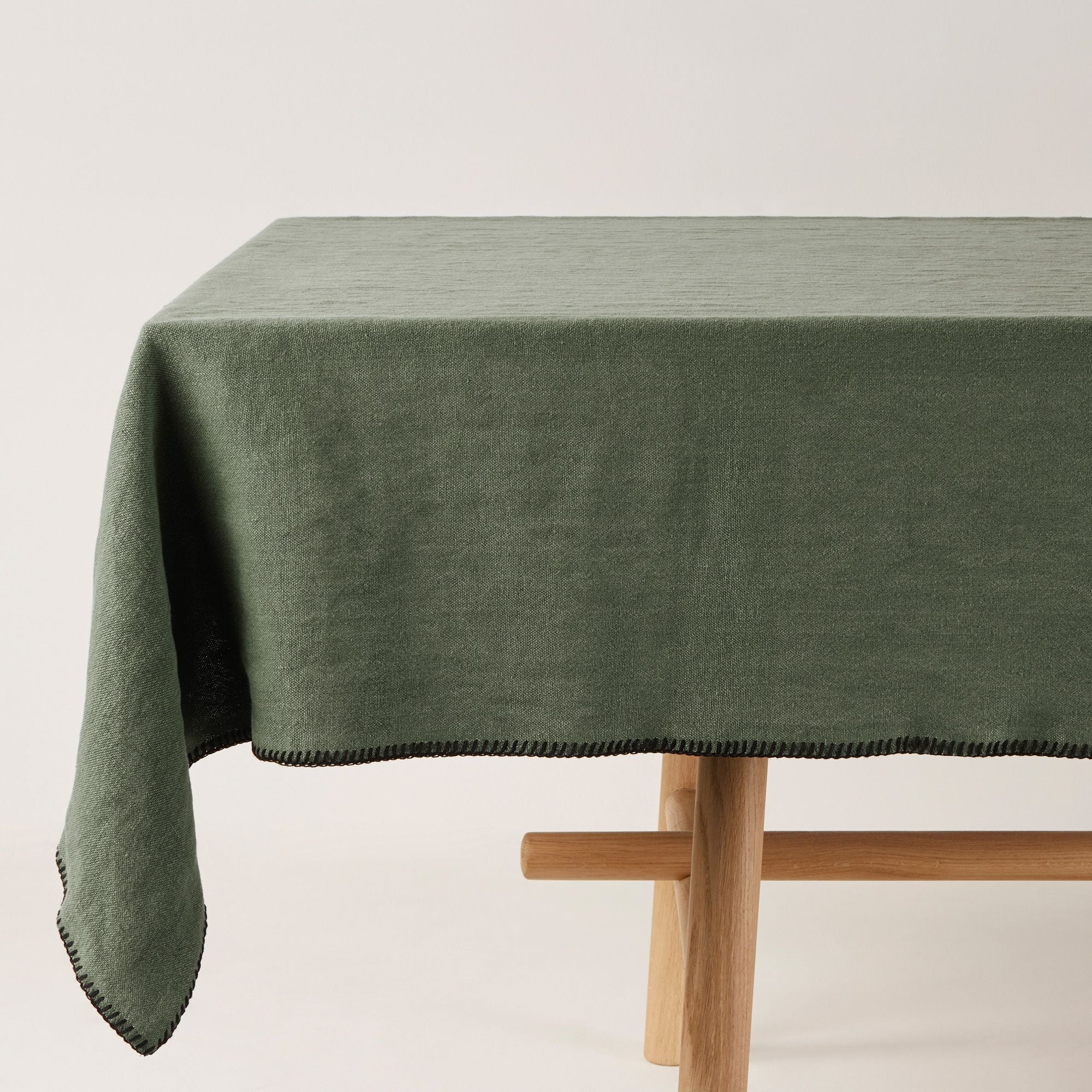 Madura Rechthoekig tafelkleed Nino grijs kaki en zwarte slinger 140x32