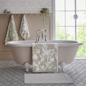 Laura Ashley Badhanddoek Oriental Garden Dove Grey 70x125cm Laura Ashley Badhanddoek Oriental Garden Dove Grey 70x125cm