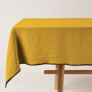 Madura Rechthoekig tafelkleed Nino oker en zwarte slinger 140×320 cm Madura Rechthoekig tafelkleed Nino oker en zwarte slinger 140×320 cm