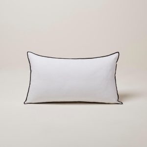 Madura Kussenovertrek Carlina puur witte en zwarte hommel 28×47 cm Madura Kussenovertrek Carlina puur witte en zwarte hommel 28×47 cm