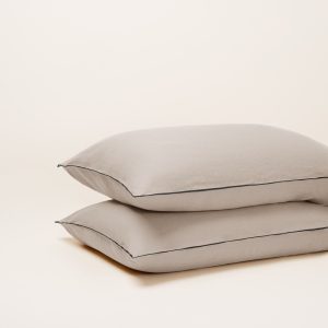 Madura Set van 2 kussenslopen Carlina snaar en zwarte hommel 50×75 cm Madura Set van 2 kussenslopen Carlina snaar en zwarte hommel 50×75 cm
