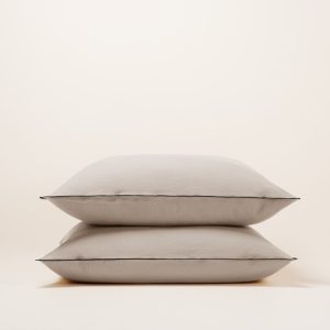 Madura Set van 2 kussenslopen Carlina snaar en zwarte hommel 65×65 cm Madura Set van 2 kussenslopen Carlina snaar en zwarte hommel 65×65 cm