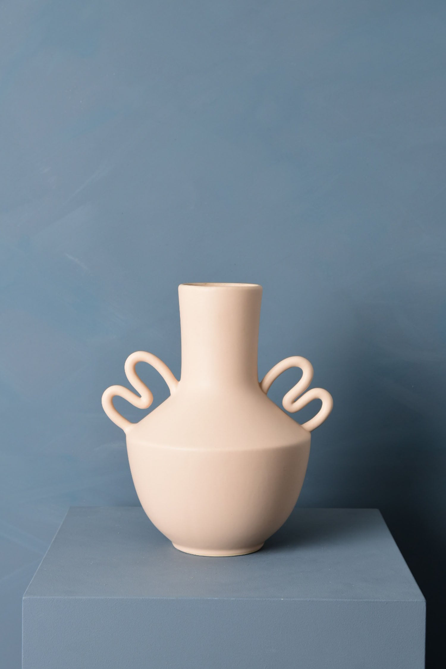 Madame Fleurie Eolia Vaas – Sculpturaal Aardewerk – Matte Afwerking me