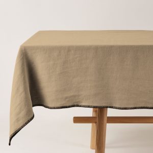 Madura Rechthoekig tafelkleed Nino rogge en zwarte slinger 140×320 cm Madura Rechthoekig tafelkleed Nino rogge en zwarte slinger 140×320 cm