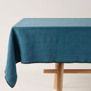 Madura Rechthoekig tafelkleed Nino indigo en zwarte slinger 140×320 cm Madura Rechthoekig tafelkleed Nino indigo en zwarte slinger 140×320 cm