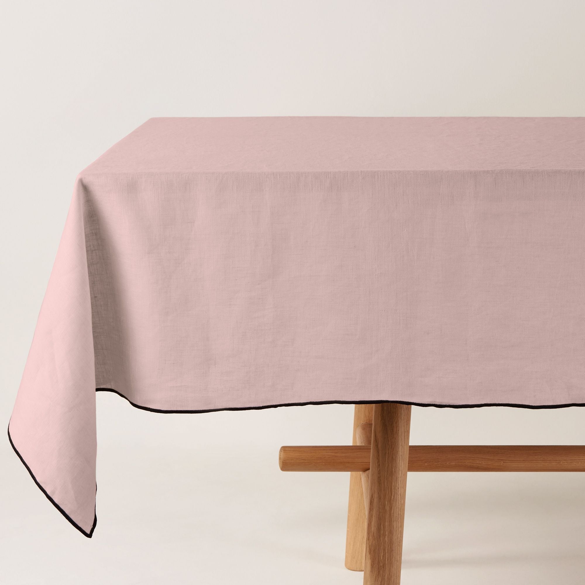 Madura Vierkant tafelkleed Carlina poederroze en zwarte hommel 170x170