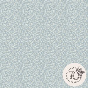 Laura Ashley Vliesbehang Sweet Alyssum Pale Seaspray Blauw Laura Ashley Vliesbehang Sweet Alyssum Pale Seaspray Blauw